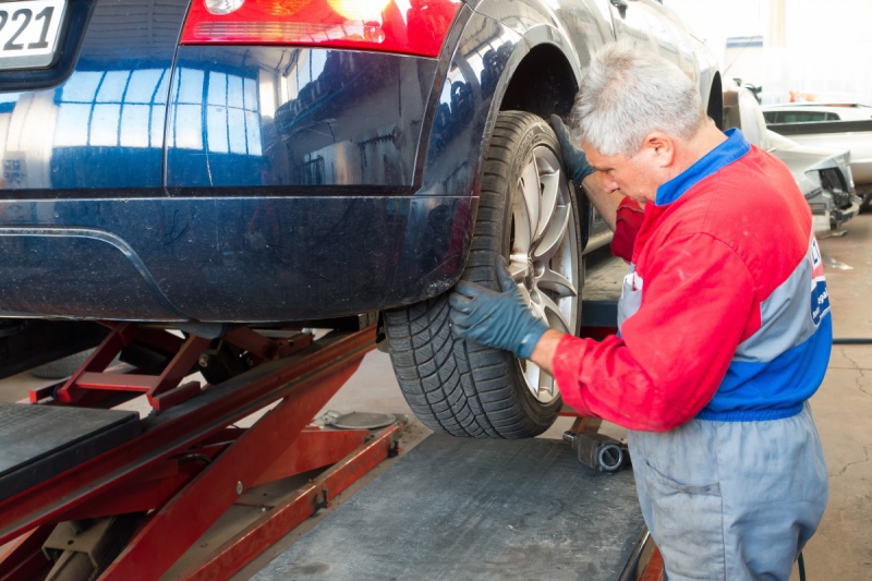 vente-COLOMARS-min_auto_repair_repair_lift_auto_mechanic_work_clothes_master_professional_man_of_the_fold-685629