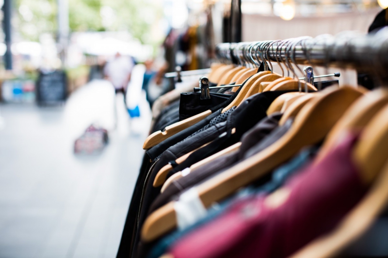 vente-COLOMARS-min_blur_close_up_focus_hanger_jacket_market_people_rack-1176303
