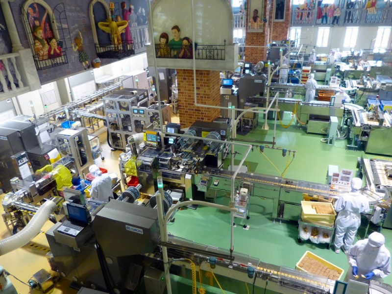 vente-COLOMARS-min_japan_sapporo_chocolate_factory_label_packaging_cookie_machine_operators-961509