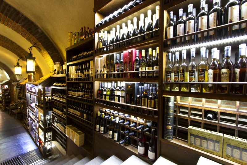 vente-COLOMARS-min_world_street_travel_shop_canon_georgia_wine_bottles-429767